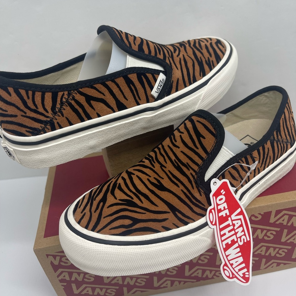 Vans Women’s Slip-On Sf
(Animal Stripes) Black/Marshmallow Sneakers
VN0A5HYQ9ZY - Picture 12 of 16
